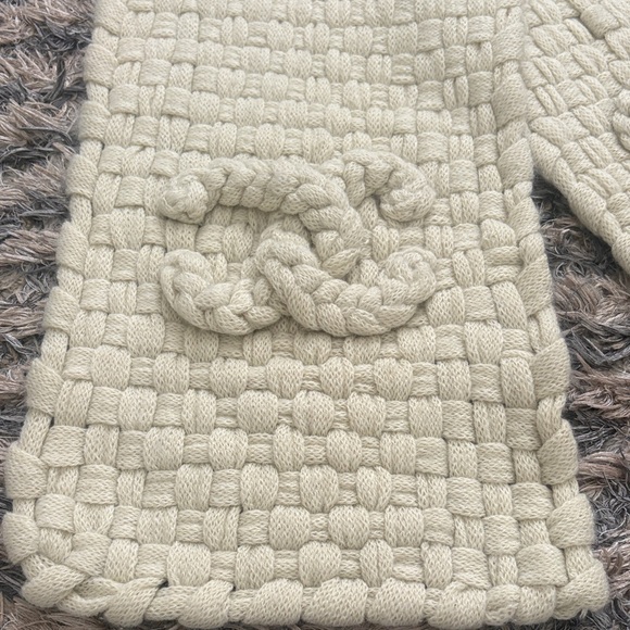 CHANEL Cream Textured Scarf - Picture 3 of 11